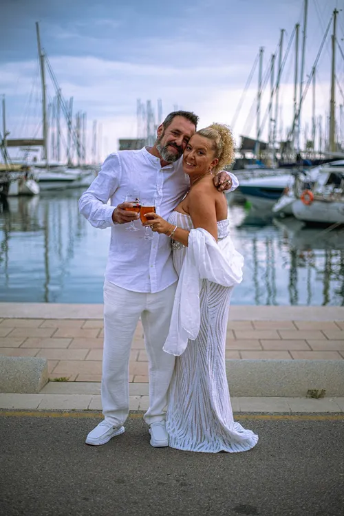 Pareja recién casados en el puerto del Garraf
