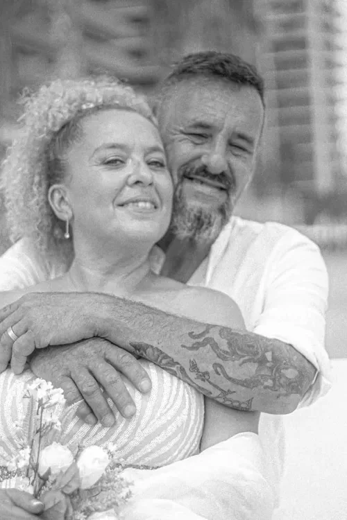 Retrato de pareja en boda en Barcelona — fotografía editorial en masía